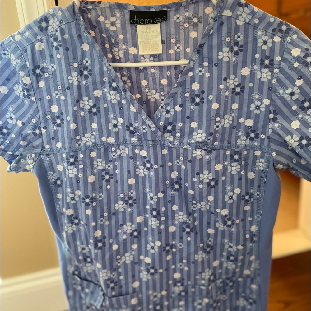 Blue floral xs Cherokee scrub top